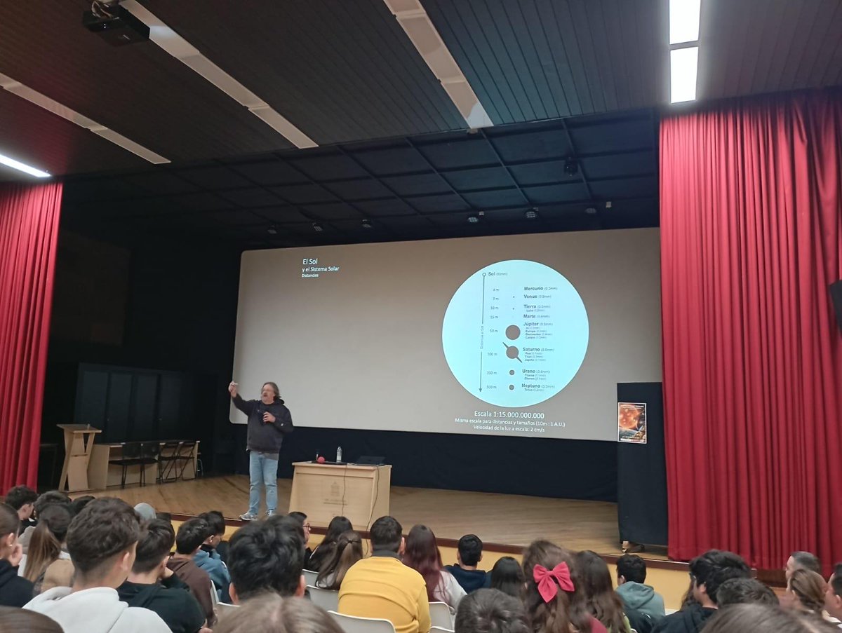IAC_Astrofisica's tweet photo. 🚀Recientemente, nuestros compañeros de #Cosmolab estuvieron en el @ieslaorotava acercando el Universo.
Además de charlas, el alumnado disfrutó de una observación con telescopios🔭☀️
👏 ¡Gracias al IES La Orotava por su apuesta por la ciencia y al @CabildoTenerife por su apoyo! https://t.co/dFPkcmgv0E