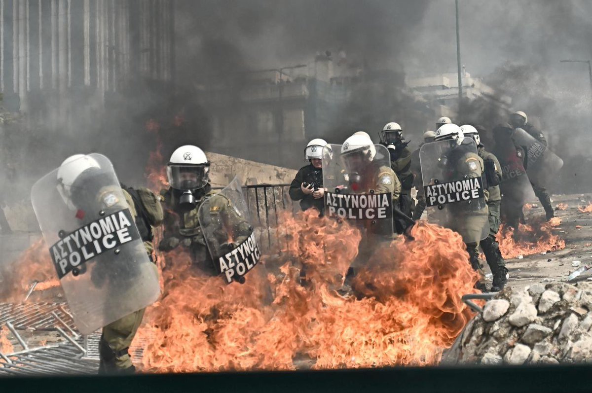 PHOTO | A.C.A.B

(Latest pictures from the ongoing national strike in Athens, Greece)