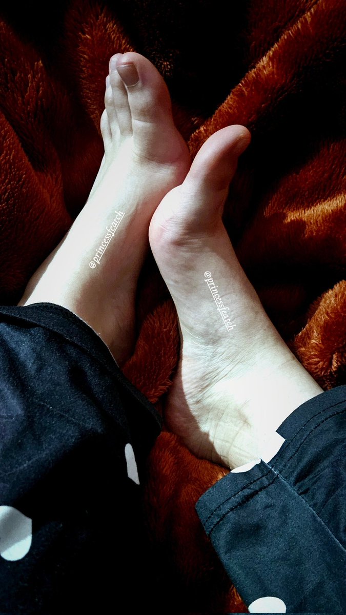 PrincessFeatch's tweet photo. Envie d’un peu de douceur ? ✨ Mes pieds n’attendent que toi ! 💖 Photos et vidéos dispo en DM. Fétichistes bienvenus 💋
#FeetLover #FootFetish #FeetPicsForSale https://t.co/dI0zp01HRI