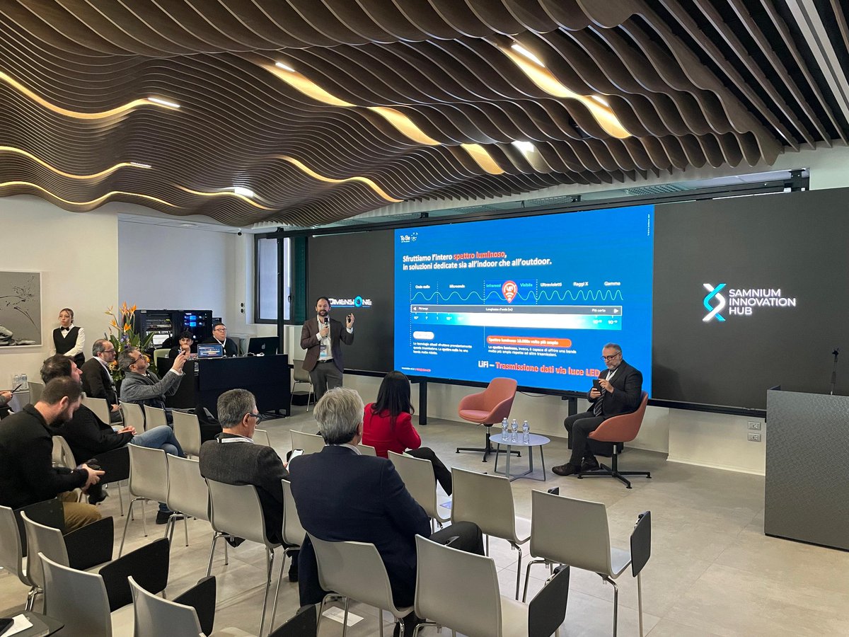 Il Founder &amp; CEO <a href="/ToBe_srl/">To Be srl - LiFi</a>, <a href="/Fra7russo/">Francesco Paolo Russo 🚀</a> introduce la tecnologia Li-Fi: connettersi ad Internet tramite la luce, in modo rapido, sicuro e sostenibile può rendere più accessibili i luoghi di cultura e di servizi pubblici

▶️ bit.ly/si-hub-25
#SamniumInnovationHub #SIH25 #adv