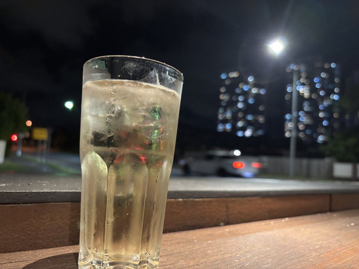 rari_ryu's tweet photo. 海外でやりたいこと。その1
仕事終わり���
1人でバーに飲みに行ってみたかったの🥂
かりぃさびら
#オーストラリア https://t.co/oGHu1SDeB5