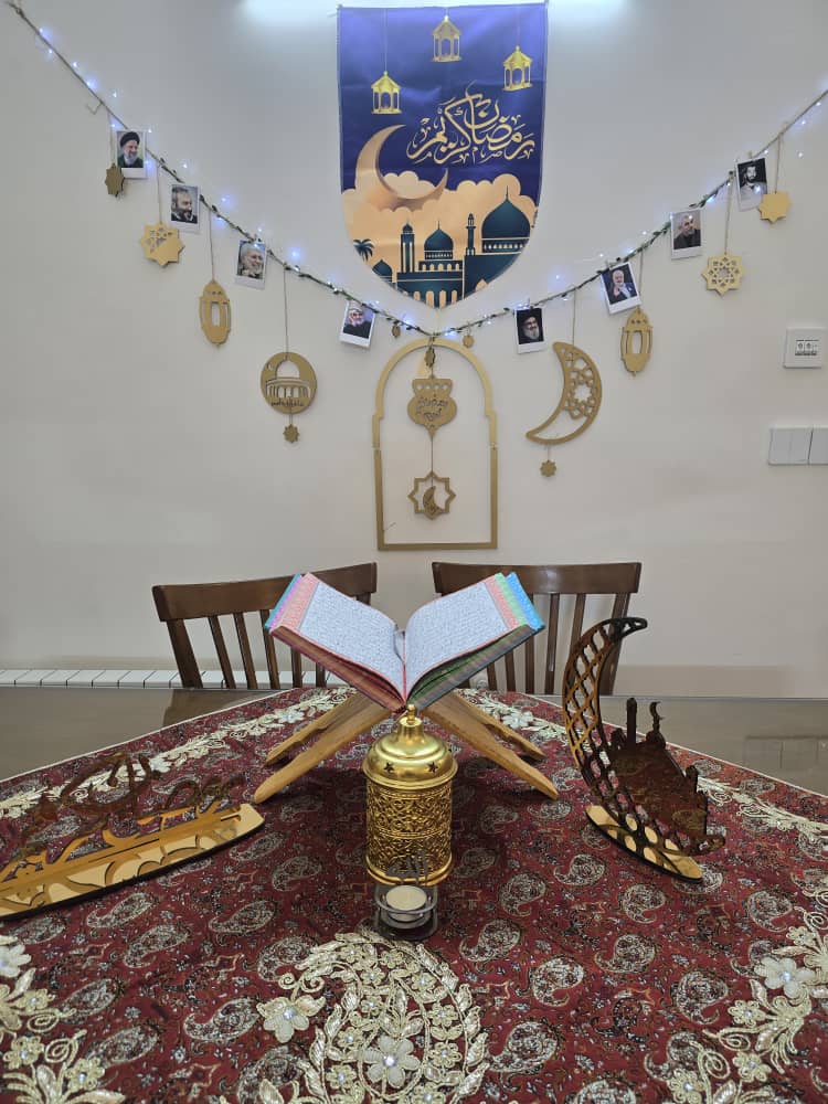 در میان مسلمانان غیر ایرانی، چه شیعه و چه سنی، رسمی زیبا هست که خیابان‌ها و خانه‌ها را به مناسبت ماه مبارک رمضان آذین‌بندی می‌کنند. بیاید ما هم در ایران این سنت زیبا را اجرا کنیم.

با تشکر از همسر عزیز و فرزندانم که خانه‌ را  آماده مهمانی خدا کردند.
#رمضان_كريم