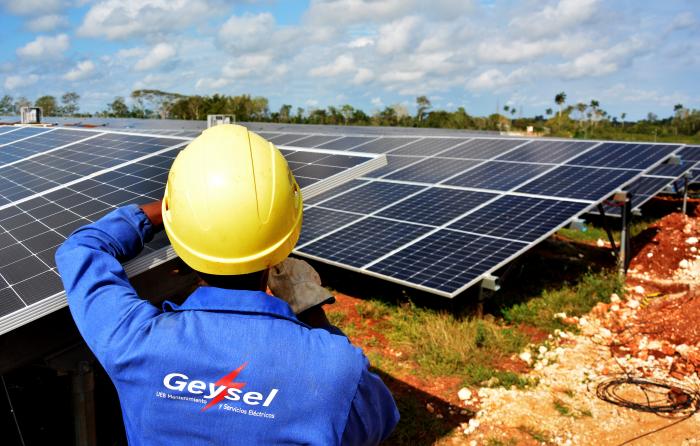 Continúa el programa de construcción y  puesta el funcionamiento de los grandes parques fotovoltaicos. A partir de marzo cada mes se incorporarán más de 100 MW adicionales. ¡Saldremos adelante, #DePieYCombatiendo!