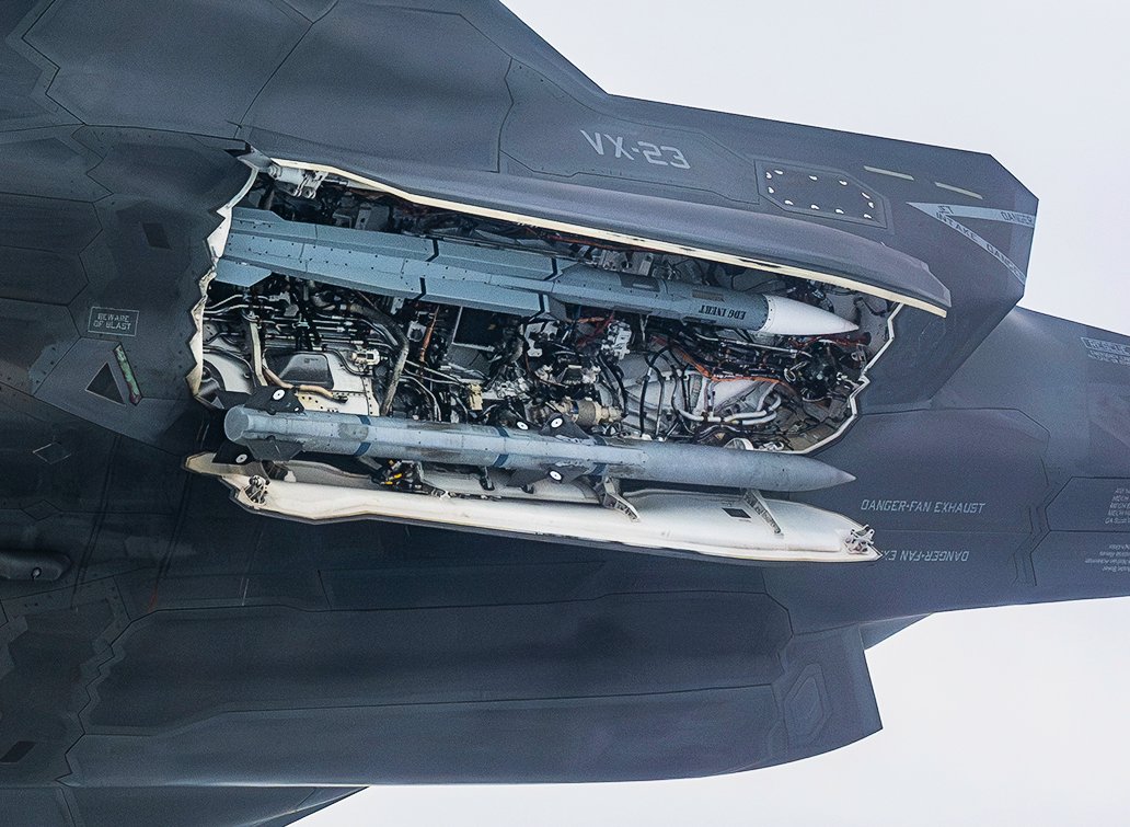 NatSecLedger's tweet photo. While the F-35 (A &amp; C) is being upgraded to carry 6 AIM-120D and (in future) AIM-260A missiles internally, Meteor carriage would limit these jets to a 4 missile magazine. I would not be surprised if Raytheon follows through on its plans to offer the AMRAAM-ER to F-35A users. https://t.co/8Lg9L8Z6f1
