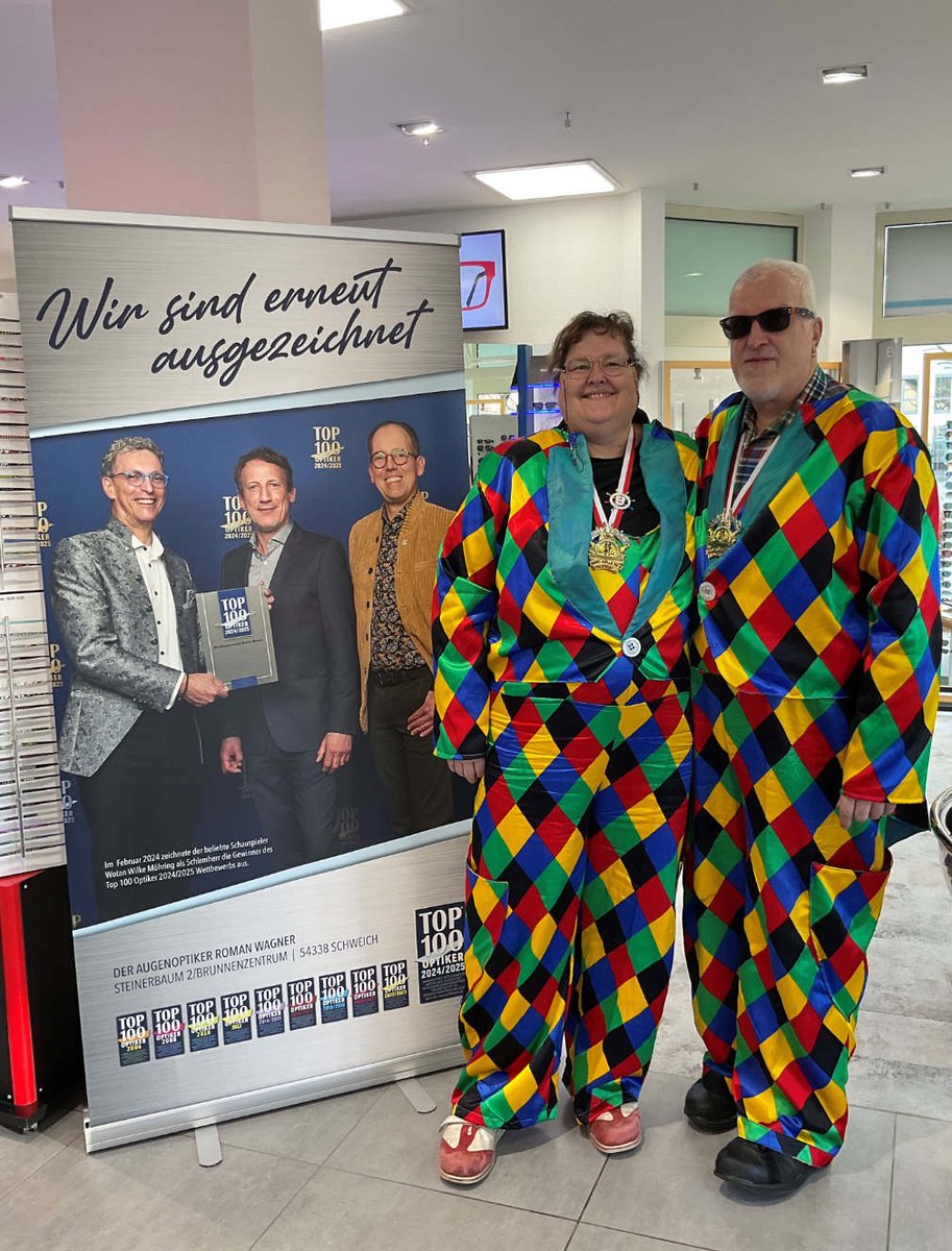 🎉 „Närrischer Durchblick“ 🎭👓 🎉Fastnacht bei Roman Wagner! 🎭
An Weiberfastnacht haben wir besonders farbenfrohen Besuch bekommen: Die närrische Familie Backes hat unser Zentrum für Gutes Sehen in Schweich zum Strahlen gebracht! 🌈😆

Bei uns gibt’s nicht nur die beste Sicht,