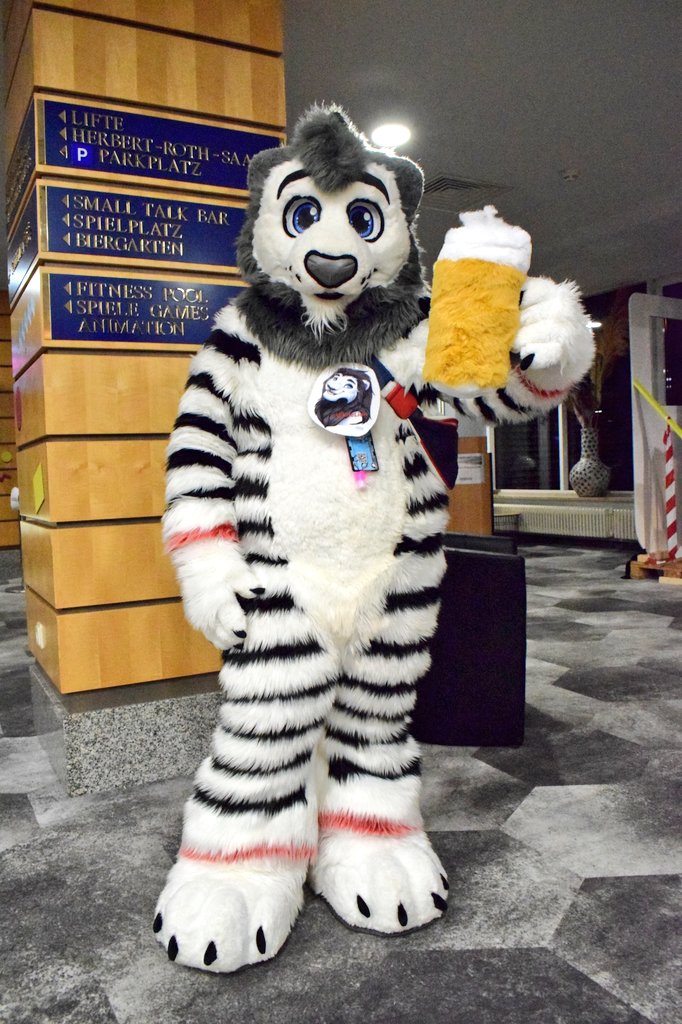 "lecker Bierchen". ☺️🍻
Prost. ^^

📷: <a href="/Valdrec1/">Valdrec</a>
🪡: <a href="/CeeGeeFursuit/">Stracia 🐾</a>: WhiteLion 

Happy #FursuitFriday 😄 for everyone. 🥰