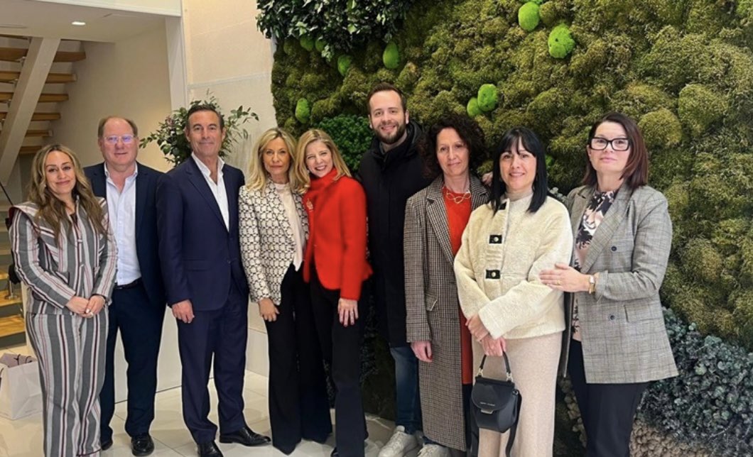 lolagar6's tweet photo. Formar parte de este comité es mucho más que un compromiso; es una fuente de aprendizaje, inspiración y crecimiento. 

Ha sido un placer conocer de cerca a mujeres como Elena Jiménez de Andrade Astorqui y Olivia Loewe. Gracias por la generosidad y el compromiso.
#MujeresEspabrok https://t.co/ZjHgYvewSa