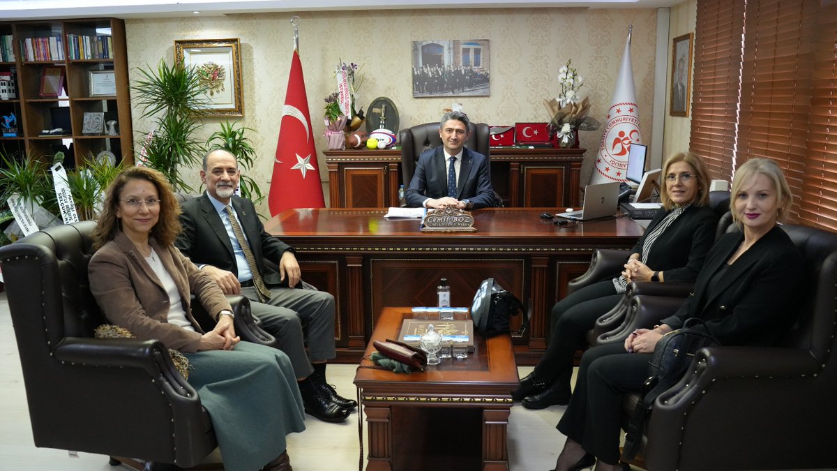 Sakarya Gençlik ve Spor İl Müdürü Cemil Boz’a hayırlı olsun ziyareti gerçekleştirildi.

Ziyarete fakültemizi temsilen Dekan Prof. Dr. Nevzat Mirzeoğlu, bölüm başkanları Prof. Dr. Ayşe Dilşad Mirzeoğlu, Prof. Dr. Nurgül Tezcan Kardaş ve Doç. Dr. İpek Eroğlu Kolayiş katıldı.