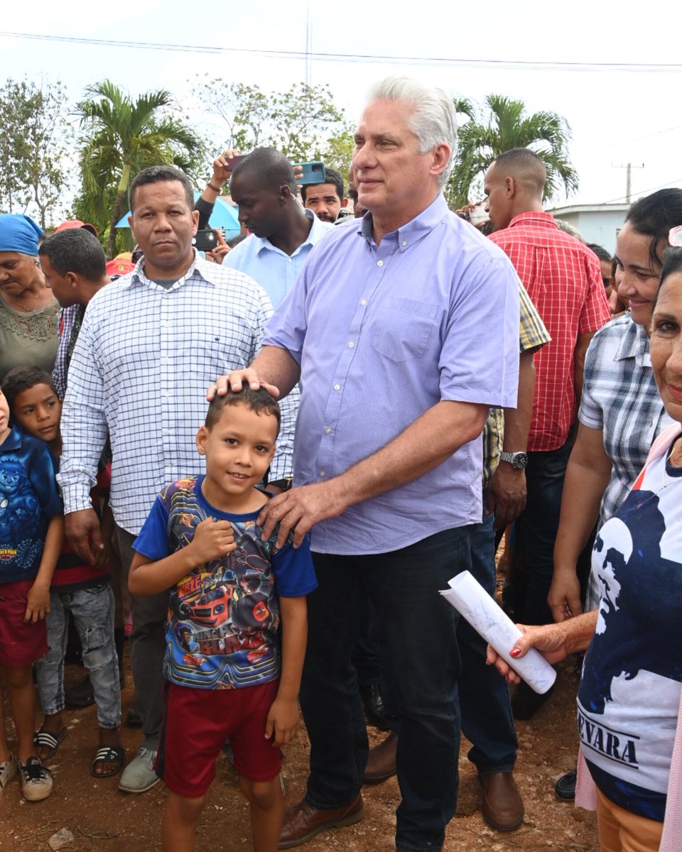 Luego del encuentro con jóvenes en San Lorenzo y el homenaje a Céspedes, fuimos a Pilón, Niquero y Media Luna, en Granma, para continuar los recorridos por los municipios. Hoy seguimos en Holguín el intercambio con nuestro pueblo, buscando soluciones propias a nuestros problemas.