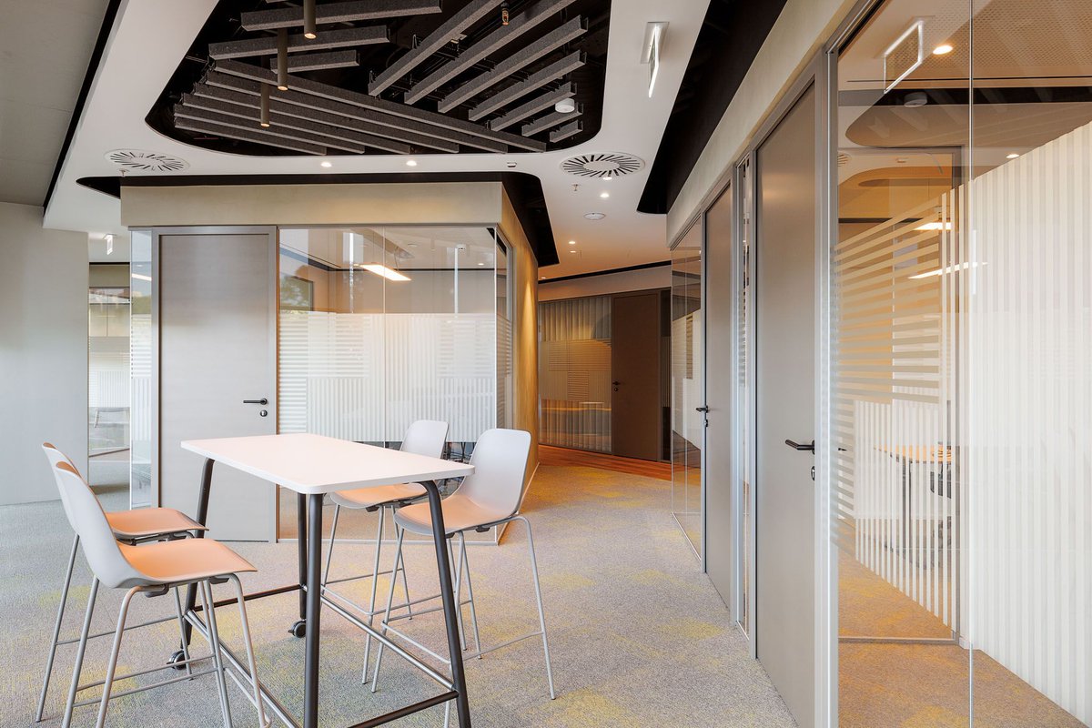 Archello's tweet photo. Vendap’s new office by Vector Mais embraces adaptability with dynamic layouts and a balance of formal and informal spaces. 
https://t.co/6ky1vVWQ1o

#WorkplaceDesign #CollaborativeSpaces #ModernInteriors https://t.co/0O9RugBdeA