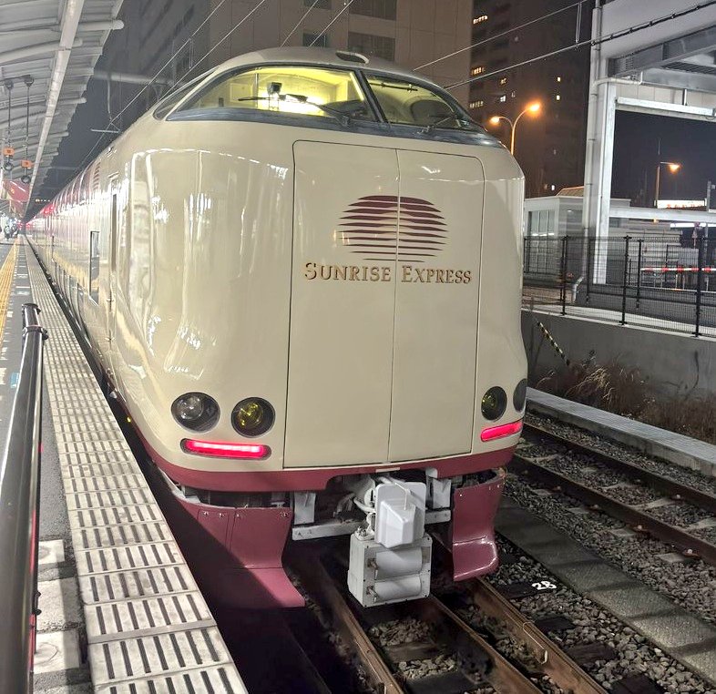 akahige2's tweet photo. 効率化の時代にお金も時間もかかる寝台特急はロマンを感じる
平和コンビ一緒にゆったり旅路へ https://t.co/mc2jX5SxEn