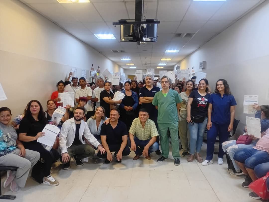 WebTribuno's tweet photo. 🩺El equipo del #HospitalZonal de #Frías se puso en marcha para garantizar que más familias puedan completar el trámite de llenado de #FichasEscolares de manera ágil y accesible👇
https://t.co/CO6m5E9WFh https://t.co/to5FyKzyxM