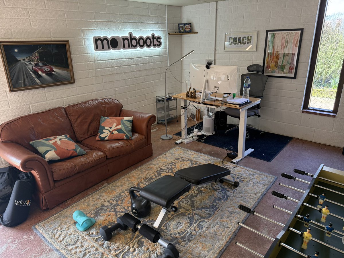 Working from home sounds great… until you realize the challenges. Distractions, blurred boundaries, isolation—it’s not always easy. As the co-founder of Moonboots (a remote-first company with 20+ people worldwide), here’s what I’ve learned. 🧵👇 1/7