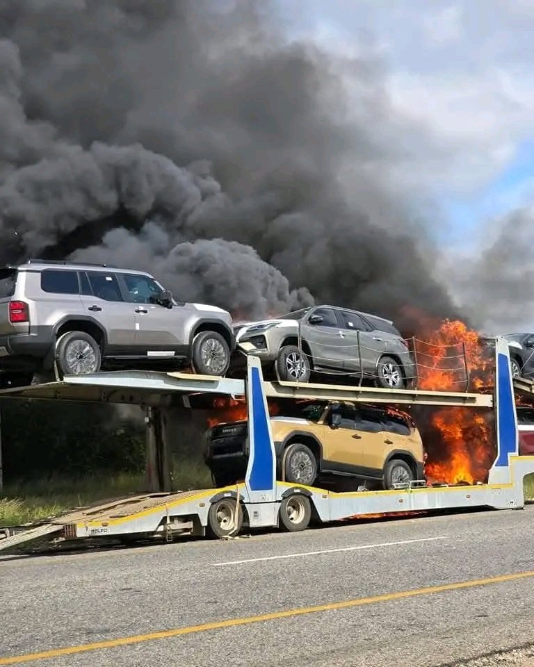 MDNnewss's tweet photo. A car carrier truck caught fire on the N1 near Musina, close to the Beitbridge border post, resulting in the destruction of five luxury vehicles. 

These vehicles, reportedly intended for Zimbabwean government officials, were valued at several million Rand. 

The incident led to significant traffic disruptions on this major route connecting South Africa and Zimbabwe. Authorities are currently investigating the cause of the fire.