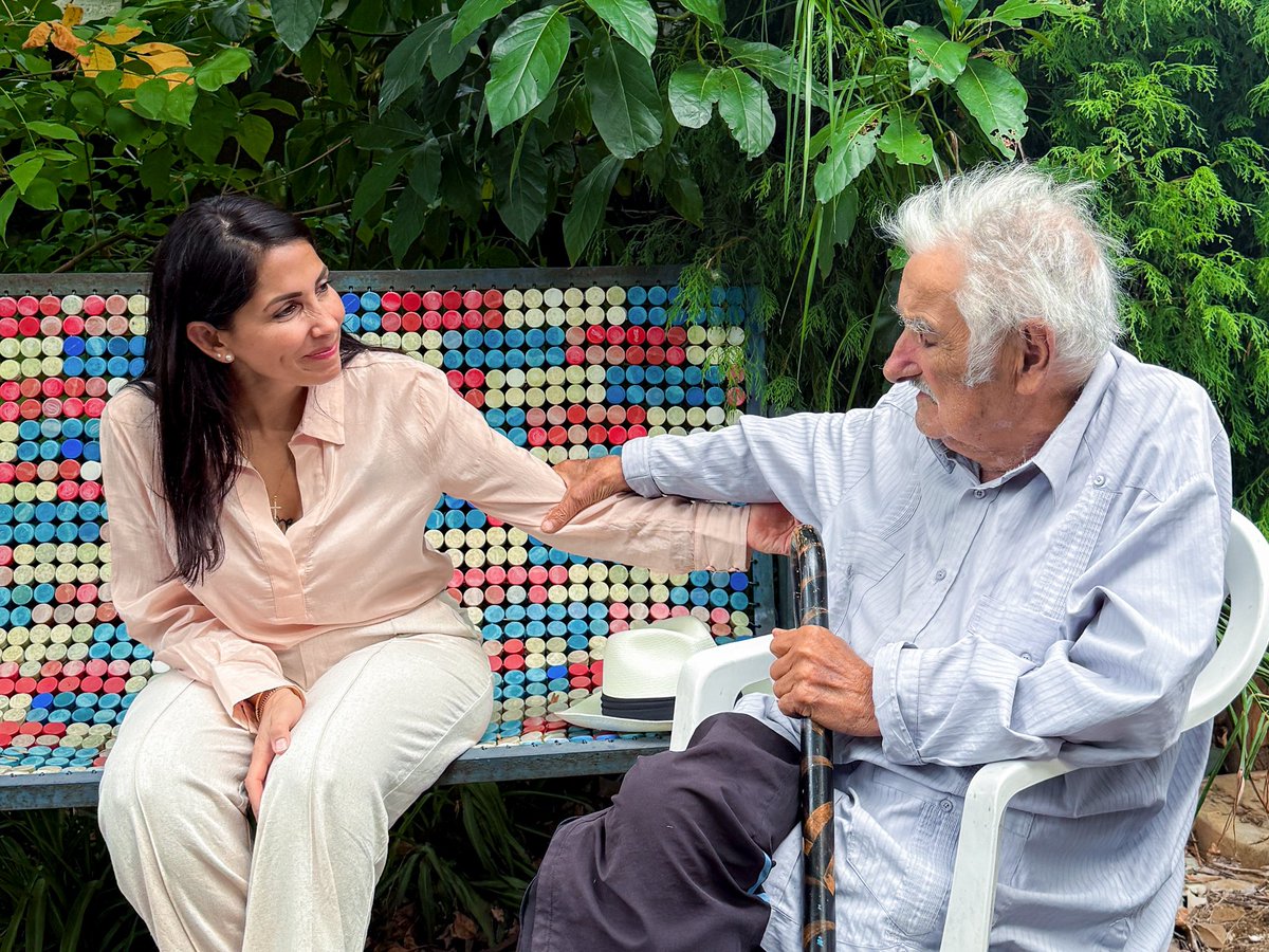 LuisaGonzalezEc's tweet photo. Querido Pepe Mujica, tu lucha inspira al mundo y tu legado es esperanza pura. Guardo tus consejos en el corazón y, como tú, lucharé por la unidad que tanto necesitamos. 

Me llevo en el alma tu fuerza para seguir luchando por mi Ecuador. 🇪🇨 ¡Gracias por tu apoyo! https://t.co/wettfEEtcH