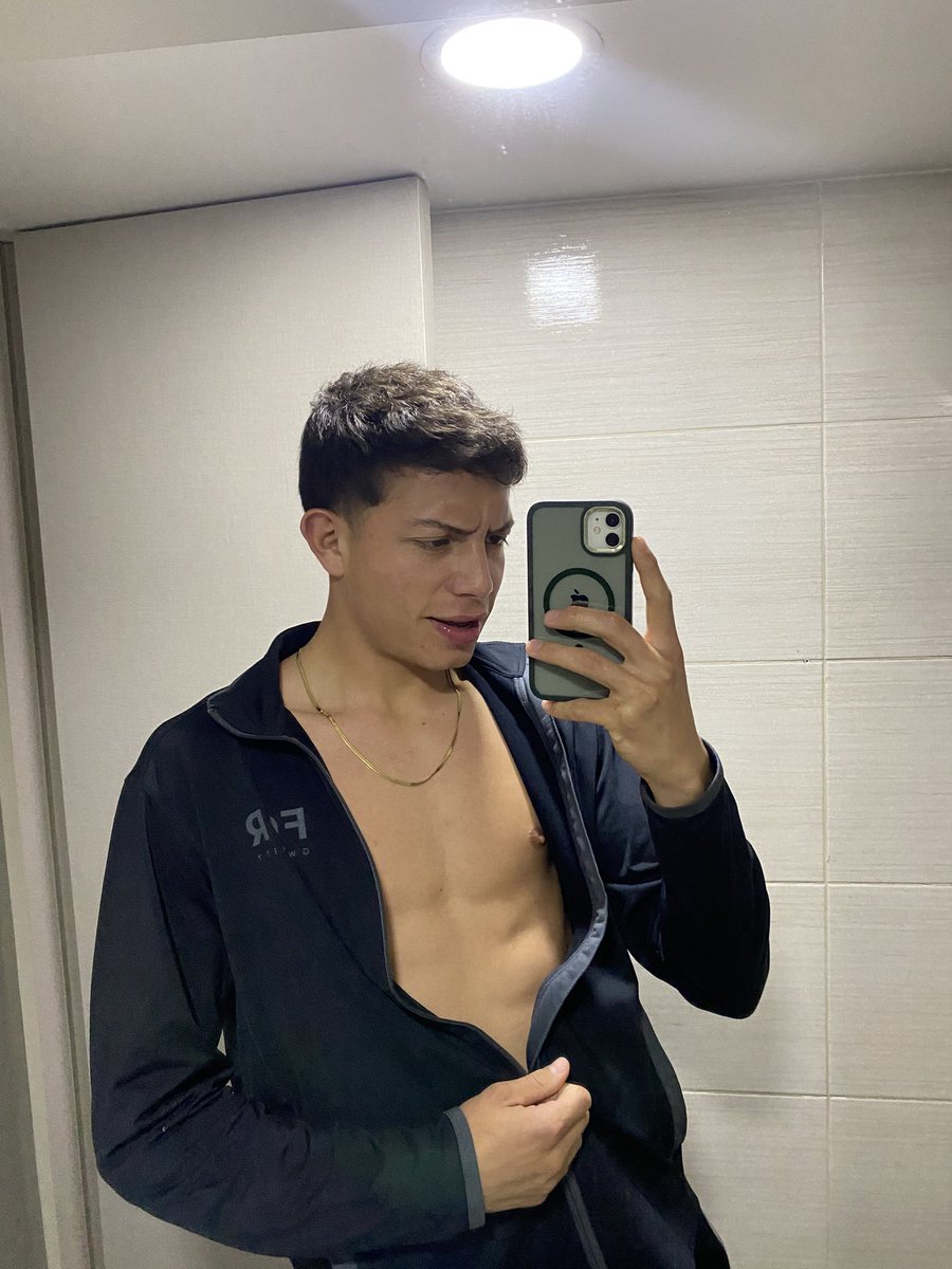 apolo_277's tweet photo. what a beautiful mirror 🥺

#baby #skinny #modelos https://t.co/qnwP6aMAnf