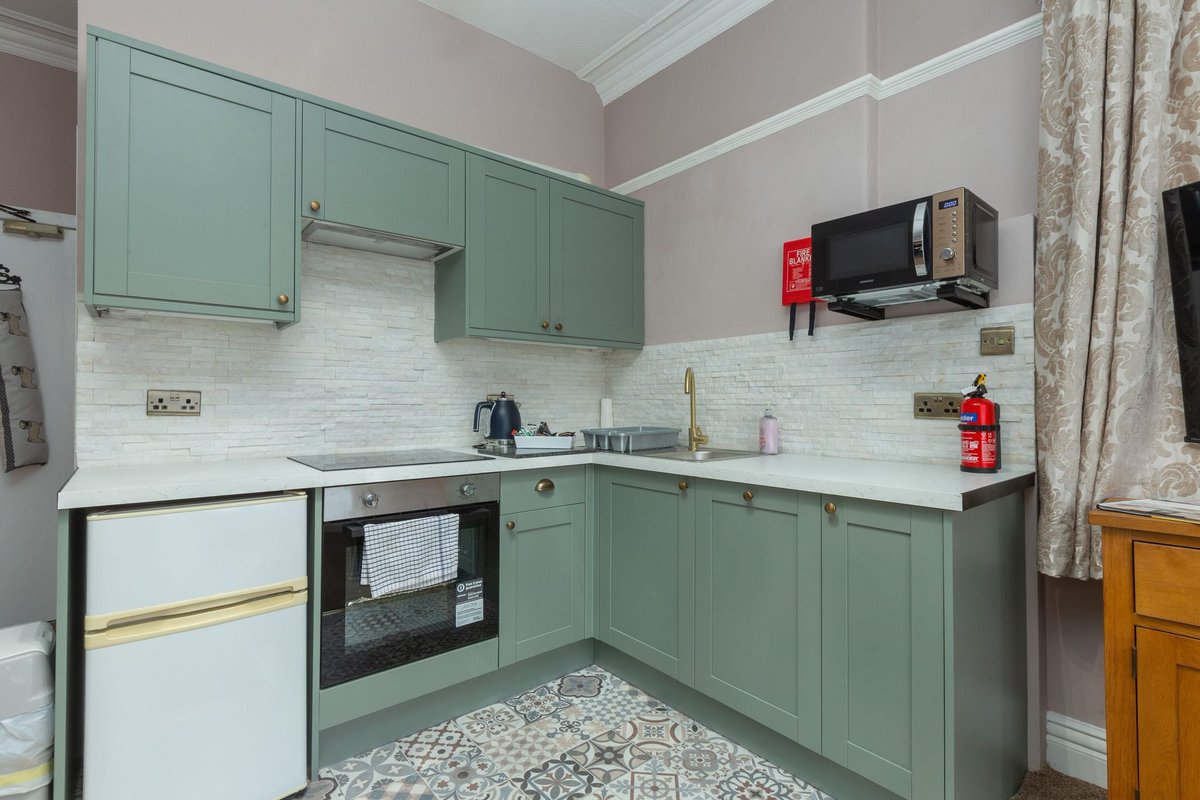WeAcceptPets's tweet image. The newly fitted kitchen in Apartment 1 at the Beachcliffe Holiday Apartments looks amazing! 👀 Book your stay &amp;amp; explore the stunning Lancashire coast &amp;amp; visit the many attractions Blackpool has to offer. 🌊🎢

Accepts 🐶
weacceptpets.co.uk/Lancashire/7539

#NewKitchen #Blackpool #Lancashire