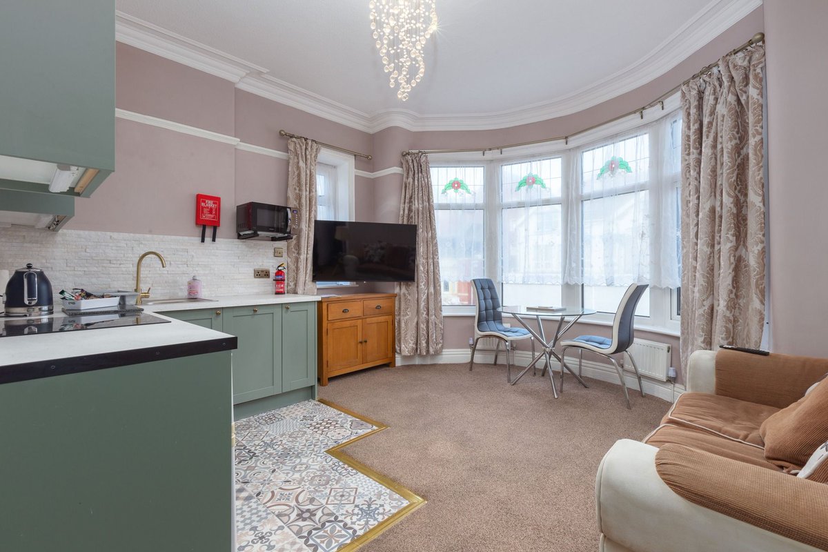 WeAcceptPets's tweet image. The newly fitted kitchen in Apartment 1 at the Beachcliffe Holiday Apartments looks amazing! 👀 Book your stay &amp;amp; explore the stunning Lancashire coast &amp;amp; visit the many attractions Blackpool has to offer. 🌊🎢

Accepts 🐶
weacceptpets.co.uk/Lancashire/7539

#NewKitchen #Blackpool #Lancashire