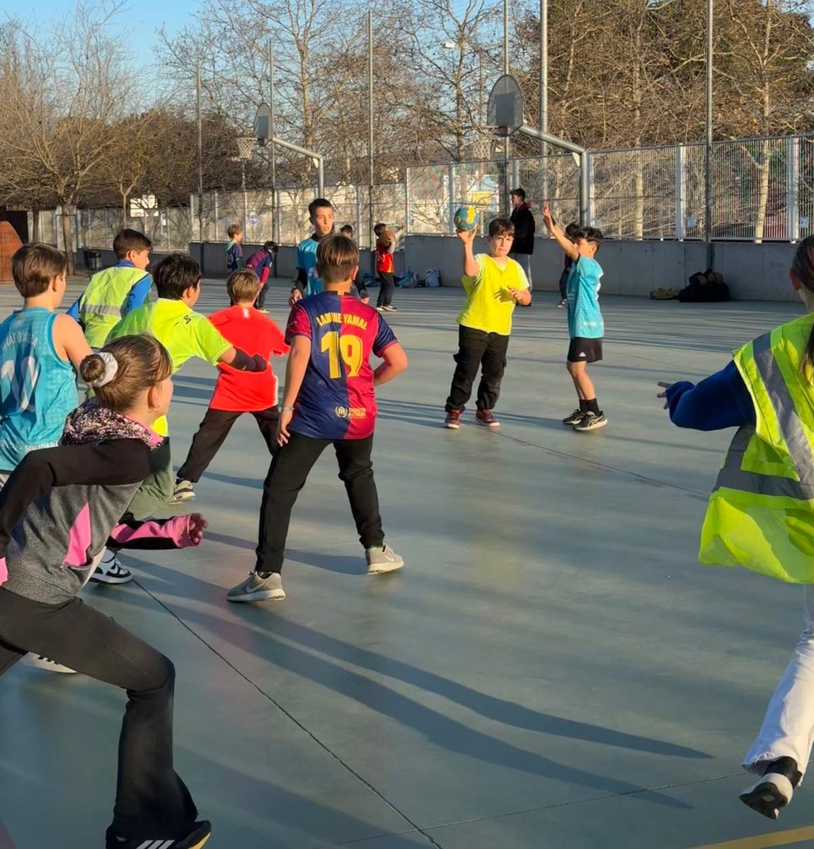 OMET Sant Cugat (@omet_santcugat) on Twitter photo 📸 Imatges de l'activitat esportiva extraescolar d'handbol de l'escola Ciutat d'Alba!
👏 Que bé que s'ho passen!
#SantCugat #handbol #handbolescolar #esportescolar #JocsEscolars <a href="/eciutatdalba/">Escola Ciutat D´Alba</a> <a href="/AmpaCdAlba/">AFA Escola Ciutat d'Alba</a> <a href="/afes_santcugat/">Afes Sant Cugat</a> 📸 Imatges de l'activitat esportiva extraescolar d'handbol de l'escola Ciutat d'Alba!
👏 Que bé que s'ho passen!
#SantCugat #handbol #handbolescolar #esportescolar #JocsEscolars <a href="/eciutatdalba/">Escola Ciutat D´Alba</a> <a href="/AmpaCdAlba/">AFA Escola Ciutat d'Alba</a> <a href="/afes_santcugat/">Afes Sant Cugat</a>