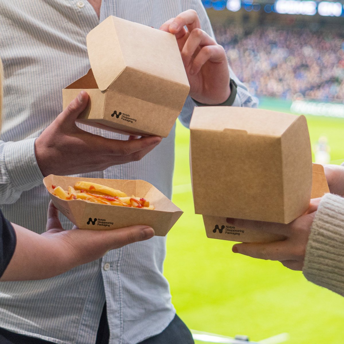 EarthshotPrize's tweet image. Good news: Three iconic Welsh stadiums are swapping more than 750,000 items of single-use plastics for @Notpla&apos;s sustainable packaging.

The result? 1.4 tonnes of plastic avoided and a reduction of 14.2 tonnes CO₂e each year!

Read more: bit.ly/43g5cau