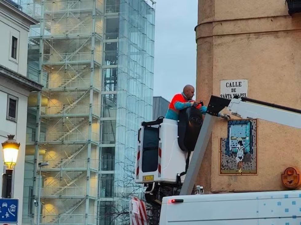 MadridProyecta's tweet photo. 🔎Adiós a las piezas con teselas del artista urbano Basket of Nean.

En el artículo se denuncia la destrucción de su obra mientras se permite la profusión de meninas, vacas de colores y demás por las calles de la ciudad.

ℹ️https://t.co/2bpVG4jTiF
🗨️https://t.co/jrbntdzYuc https://t.co/I4GP2XfO28