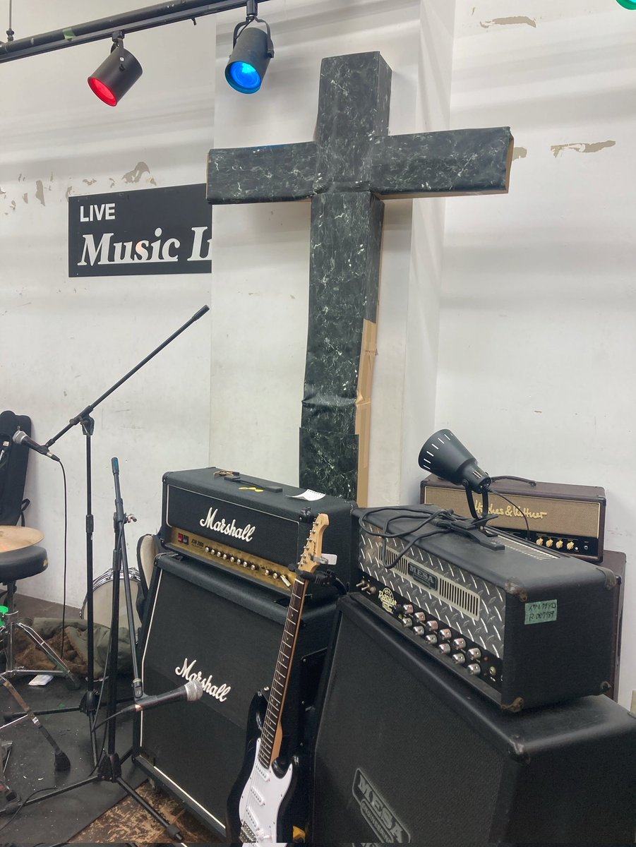 spoilmanのスタジオライブかっこよくて笑みがこぼれた。新曲いいなあと思ったら新アルバム即売がはじまり即買のすばらしい導線だった。会場のオブジェの謎が晴れる。そして照明のスタンドとしてのメザブギーアンプの存在にじわじわきている。