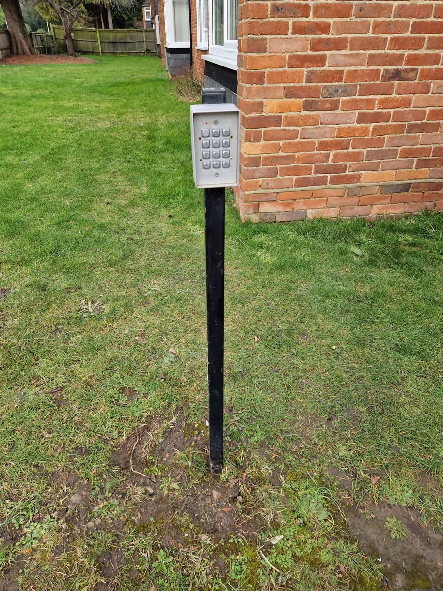 SCSautomationuk's tweet image. Installation upgrade - New @RogerTechnology  underfloor gate motors &amp;amp; control panel to ensure full safety compliance! Great work team #automatedgates #staysafe #Gates