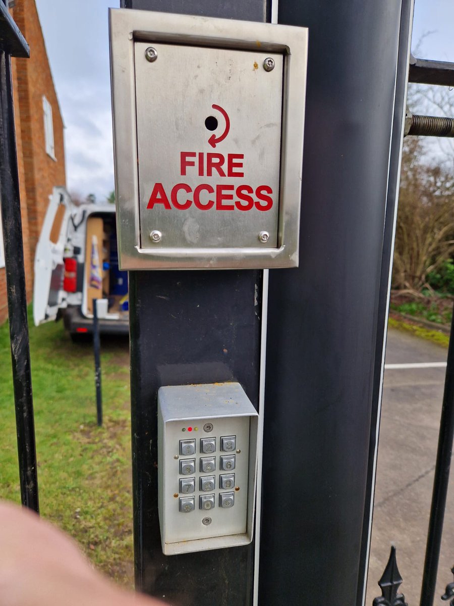 SCSautomationuk's tweet image. Installation upgrade - New @RogerTechnology  underfloor gate motors &amp;amp; control panel to ensure full safety compliance! Great work team #automatedgates #staysafe #Gates