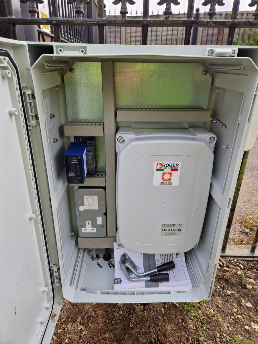 SCSautomationuk's tweet image. Installation upgrade - New @RogerTechnology  underfloor gate motors &amp;amp; control panel to ensure full safety compliance! Great work team #automatedgates #staysafe #Gates