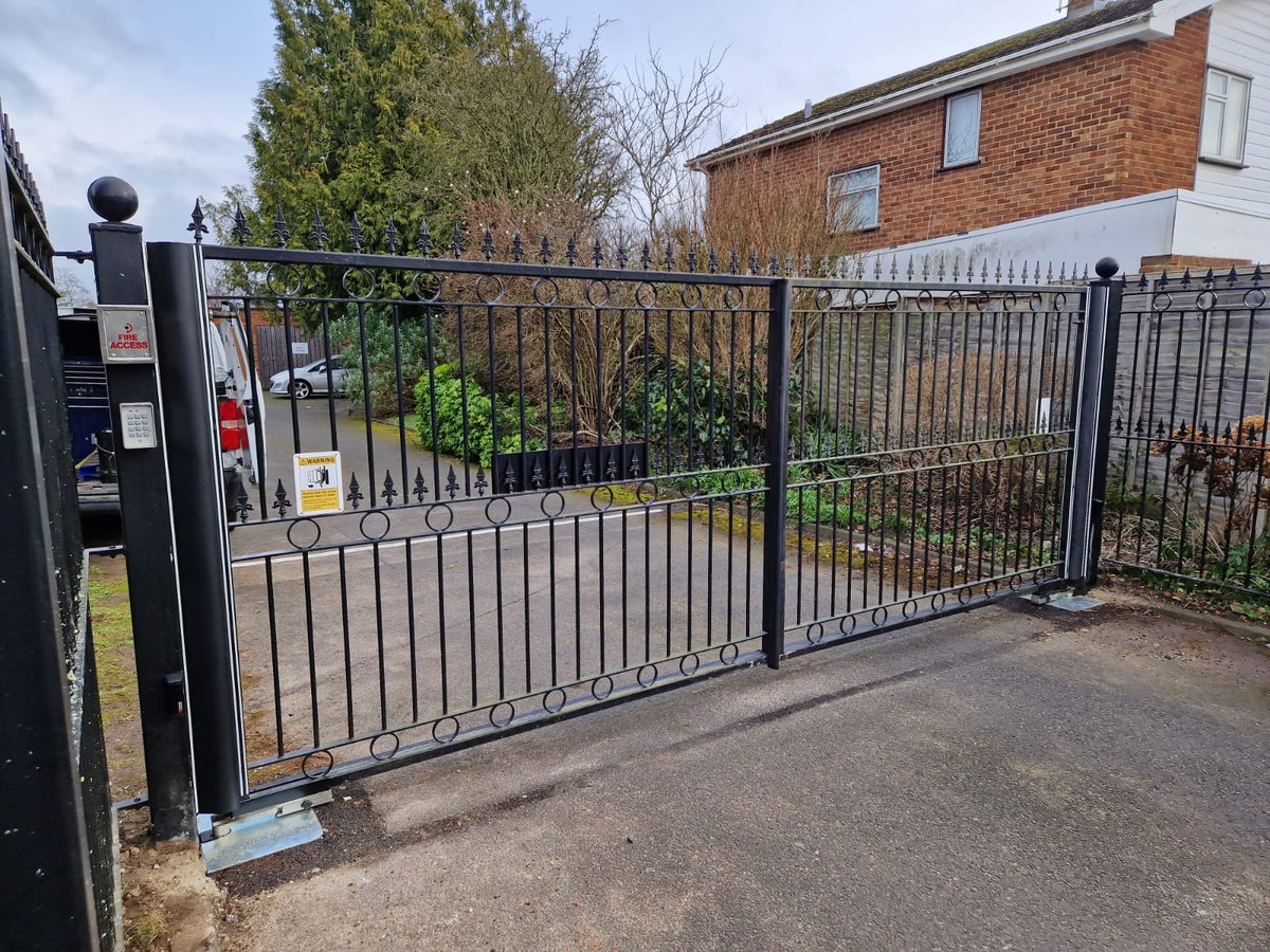 SCSautomationuk's tweet image. Installation upgrade - New @RogerTechnology  underfloor gate motors &amp;amp; control panel to ensure full safety compliance! Great work team #automatedgates #staysafe #Gates
