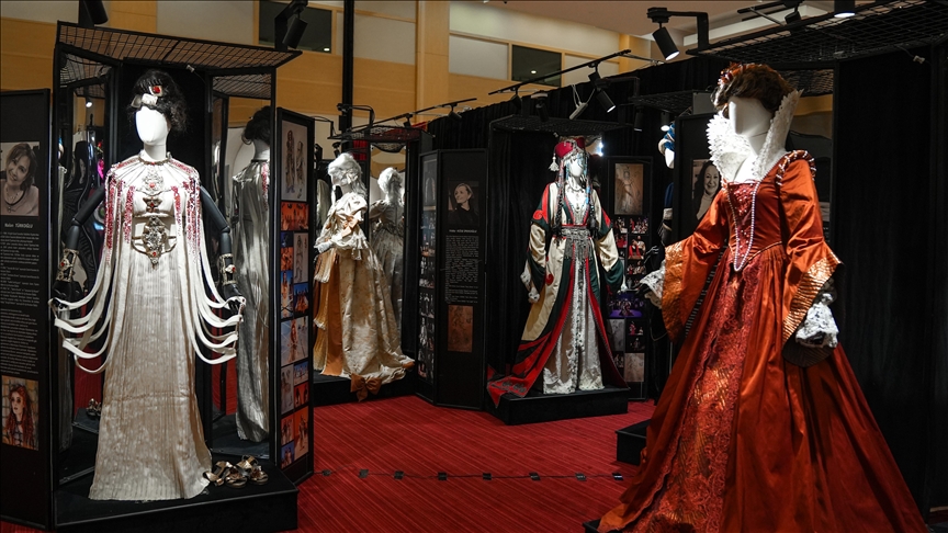 ARTANKARA’da Devlet Tiyatroları Rüzgârı! 83 Bin Sanatseverin Buluştuğu Yerde Malzeme Sanata, Hikâyeler Duyguya Dönüştü

🔗 l24.im/kEPe6is