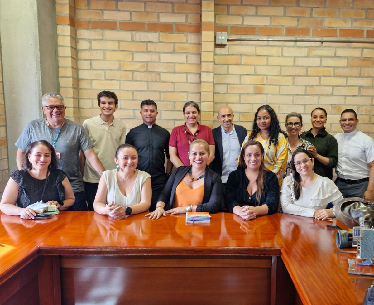 El 26 de febrero de 2025, fuimos parte de la 1ª reunión de la Mesa de Identidad de la RUCC en la Universidad Católica Luis Amigó, en Medellín. Un paso inspirador para fortalecer la identidad católica y avanzar en colaboración interinstitucional. #RUCC #Uniclaretiana #Medellín