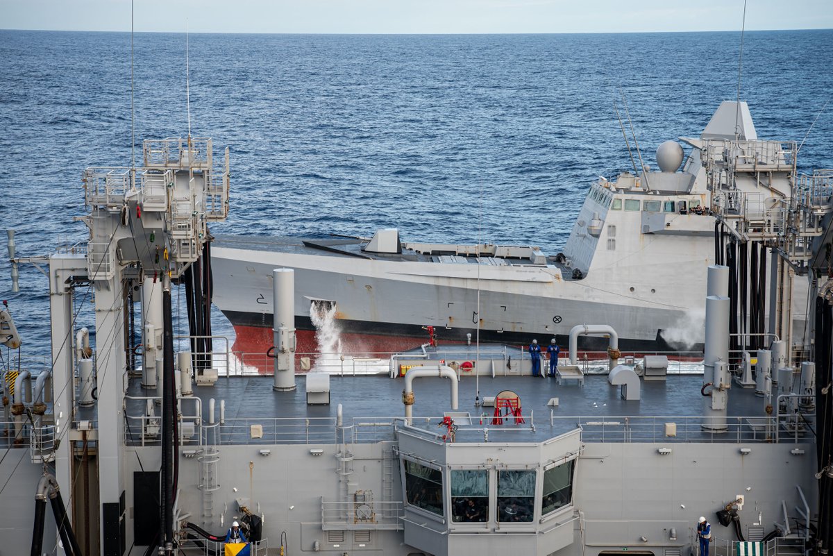 MarineNationale's tweet photo. #CLEMENCEAU25 | Depuis le début de la mission, le BRF Jacques Chevallier du @French_CSG, a réalisé de nombreux ravitaillements à la mer. Retour en images sur le 65ème RAM effectué en double avec le porte-avions Charles De Gaulle et une FREMM du groupe aéronaval.@EtatMajorFR https://t.co/8SiFkeS6yk