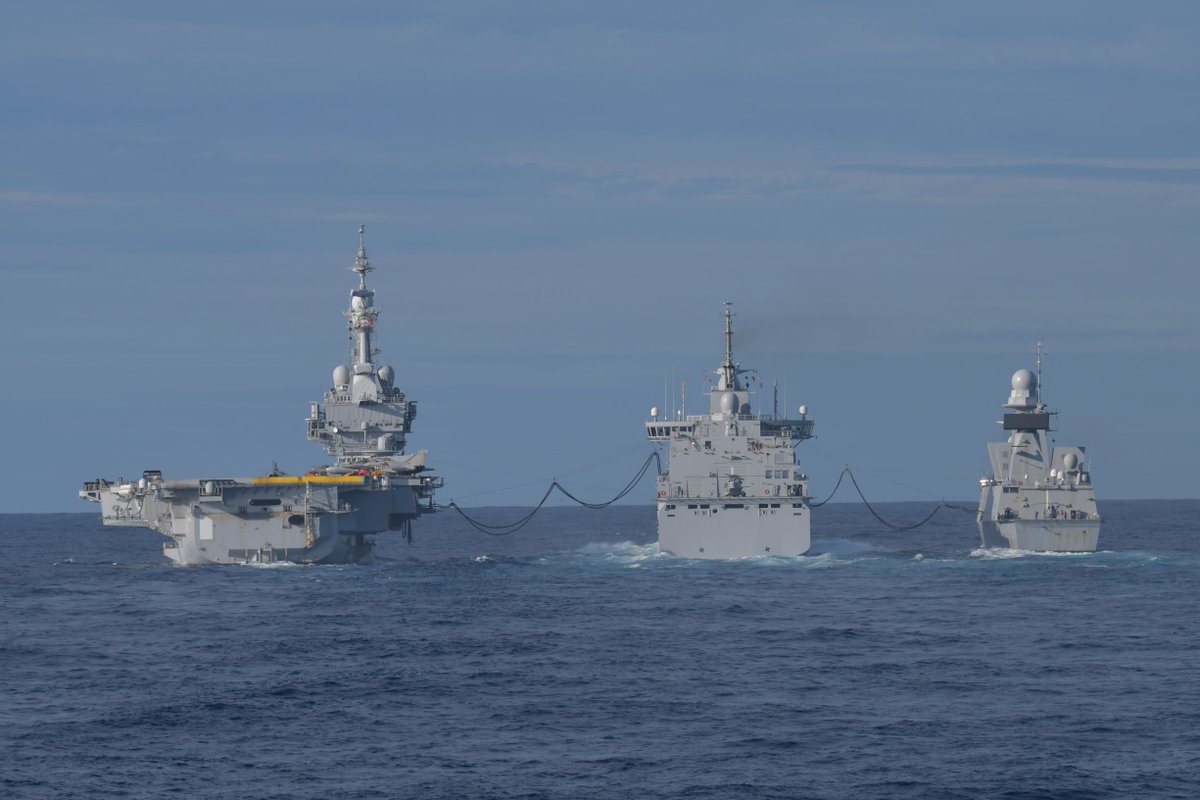 MarineNationale's tweet photo. #CLEMENCEAU25 | Depuis le début de la mission, le BRF Jacques Chevallier du @French_CSG, a réalisé de nombreux ravitaillements à la mer. Retour en images sur le 65ème RAM effectué en double avec le porte-avions Charles De Gaulle et une FREMM du groupe aéronaval.@EtatMajorFR https://t.co/8SiFkeS6yk