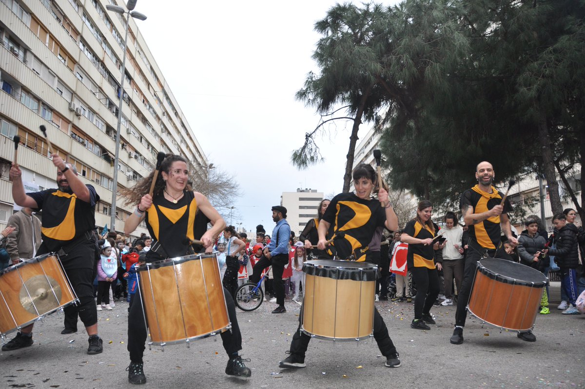 La Rua de Carnestoltes recorre els carrers #barriLaMina amb un clam unànime per la PAU. Les comparses de les entitats i els serveis del barri van desfilar enguany amb pancartes i disfresses al·lusives a "la Màgia de la Pau". t.ly/C514w