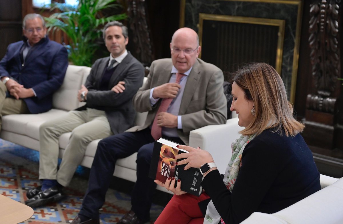 Los profesores <a href="/Felix_Crespo_/">Felix Crespo</a> y Juan Mª Martínez Otero, junto a un grupo de profesores de la <a href="/UV_EG/">Universitat València</a> y de la <a href="/UPV/">Universitat Politècnica de València</a>, nos han presentado la monografía “Derecho fallero. Estudios sobre el régimen jurídico de las Fallas Valencianas”.

Un ejemplo de que el Derecho no es un obstáculo