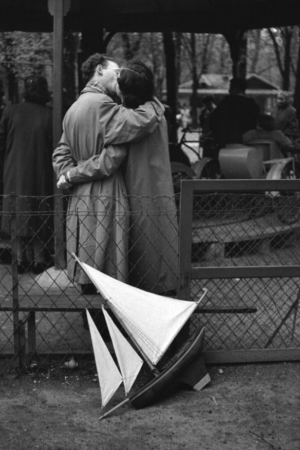 Tu me diras : Maman, regarde ! je peux faire...

Un coucher de soleil rougeoyant sur la mer

Ou bien un arc-en-ciel. Rapprocher quand il pleut

Sous un abri précaire un couple d’amoureux.

📷 Édouard Boubat
