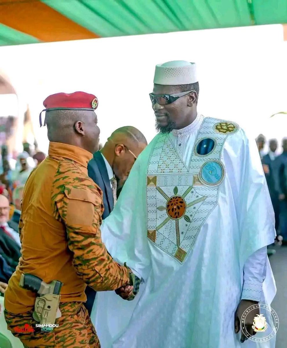 DelphineSankara's tweet image. 🔴#Vieilles_Histoire : Voici en substance ce qui s'est dit ici entre l'international @CapitaineIb226 et le Guinéen🇬🇳 @presi_doumbouya
Le Légionnaire Français🇫🇷, dis mon #Capi, comment as-tu négocié pour que le Ghana🇬🇭 t'accepte avec la tenue, l'arme et tes gardes à côté ?
1/2