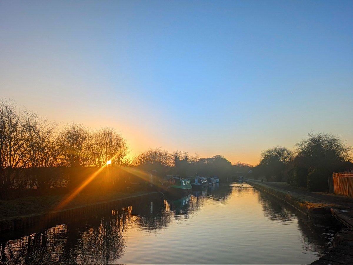 A golden sunrise 
#sunrise  #nature #photography #sky #landscape #sun #photooftheday  #clouds #sunrisephotography #beautiful #morning #sunsets #landscapephotography #instagood #summer  #picoftheday #goodmorning