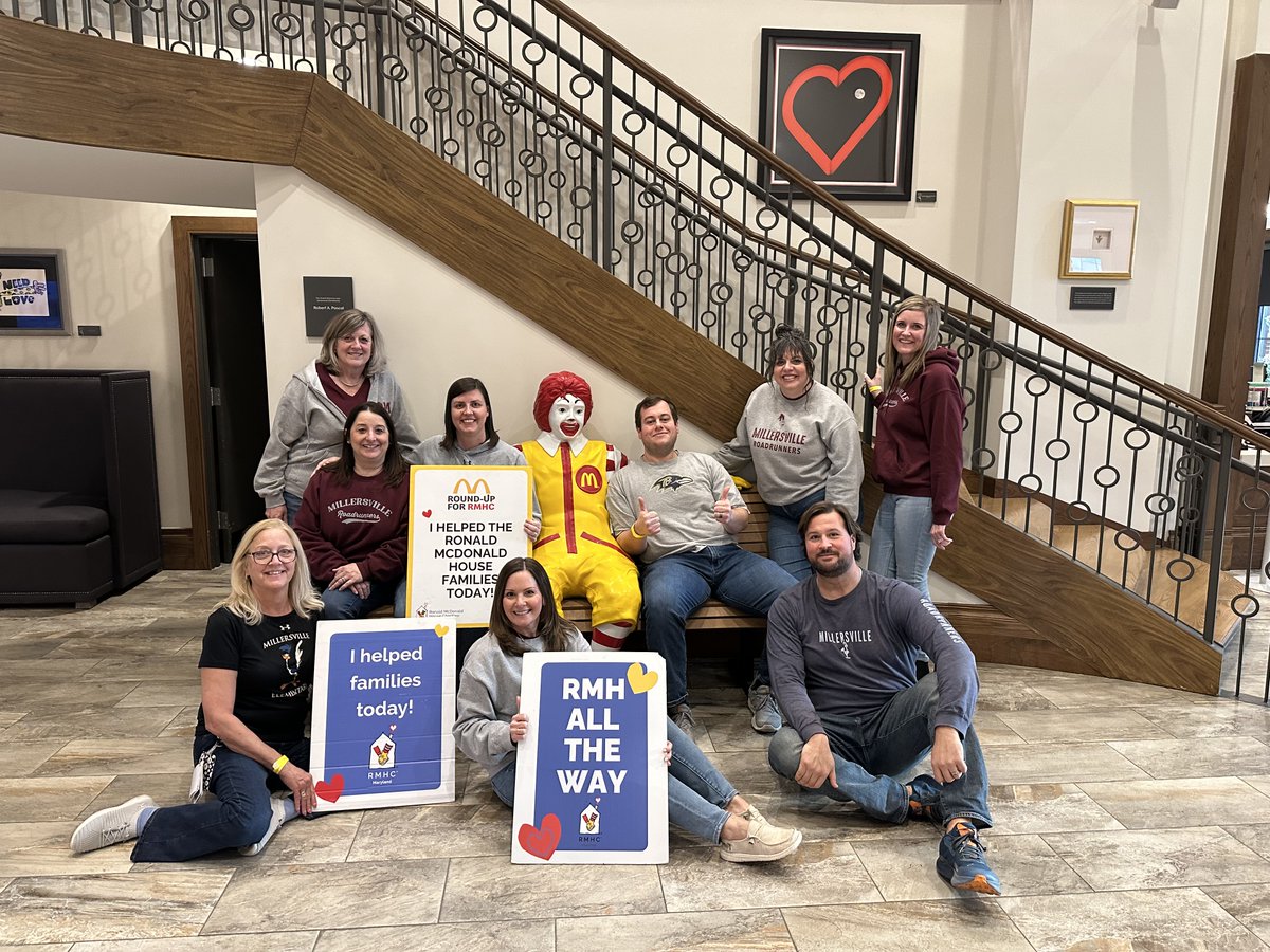 MESaacps's tweet photo. @AACountySchools Our MES team serving families at the Ronald McDonald House last night! https://t.co/pnDvrMBSnd