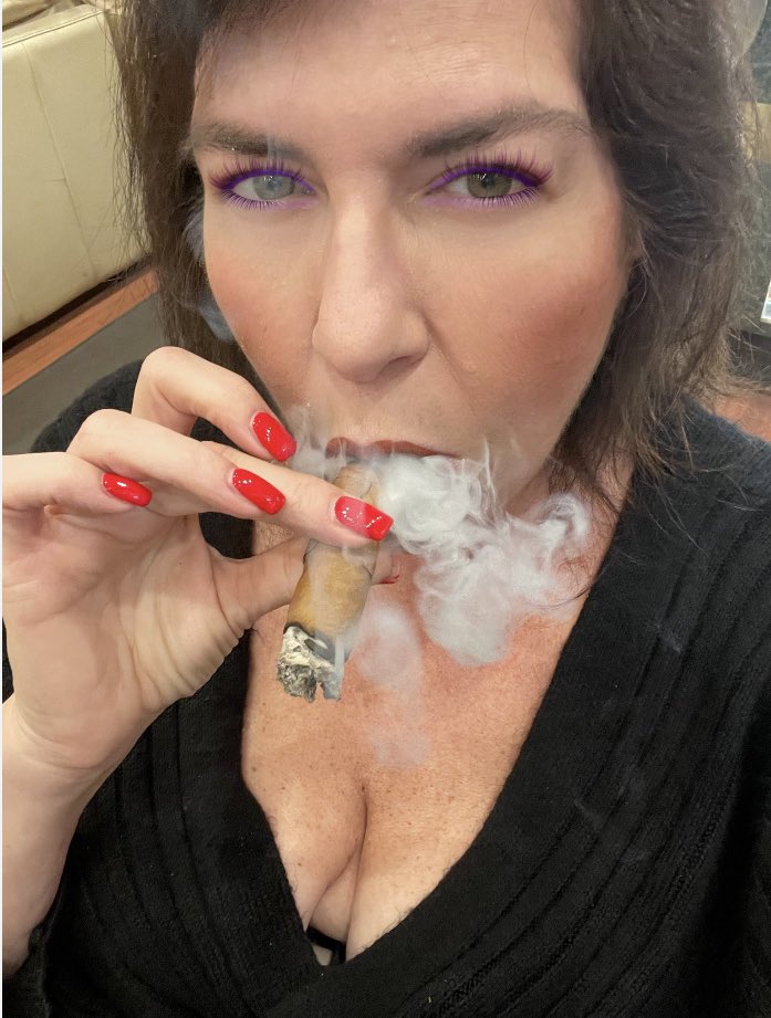 RobustoBabe's tweet photo. Tried the #ElRayDelMundo cigar last night. Not entirely in my wheelhouse but decent smoke for $10 in NYC @JeffBOTL @CigarChairman @MacWil22 @Mike_W_Simpson @tnherfin @HN_JAD @PistolCliff  @daniel4742 @sctworthy @thedonfonseca 
@greggwriter @supercigardave @eyegravee https://t.co/toyTPNJWBo