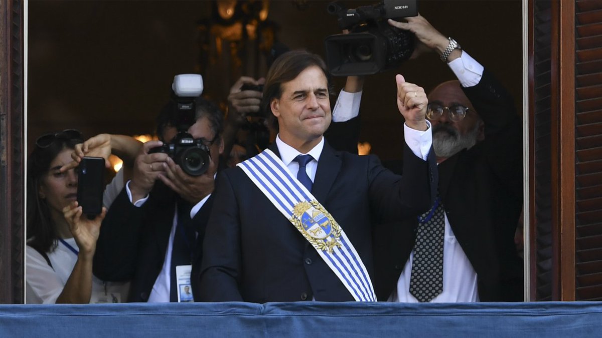 Uruguay celebra hoy 40 años de vida en democracia.

Nuestro reconocimiento al pueblo uruguayo, autor de tantas hazañas, incluida esta: la de su empecinada fe en la convivencia y los valores democráticos.