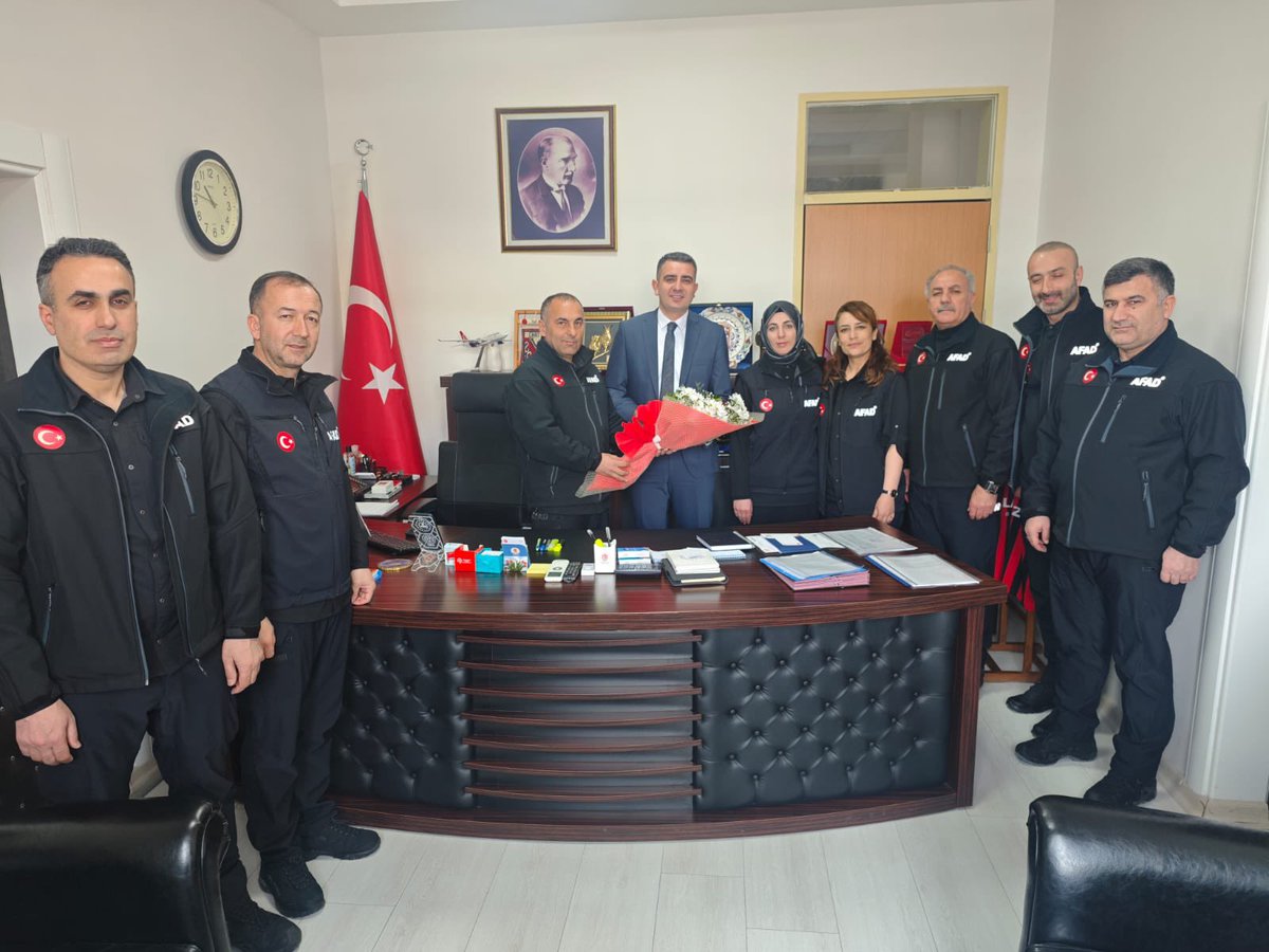 musafad49's tweet photo. 📍@TCMusValiligi 

İl Müdürümüz @adastemir , AFAD çalışanlarımız, 

28 Şubat Sivil Savunma Günü ve 1-7 Mart Deprem Haftası münasebetiyle Valimiz Sayın @Valiavnicakir 'ı ve Vali Yardımcımız Sayın Cihat Abukan’ı ziyaret etti.

Heyetin gününü tebrik eden Sayın Valimiz, her koşulda görev alan personelimize çalışmalarında kolaylıklar diledi.

@AFADBaskanlik