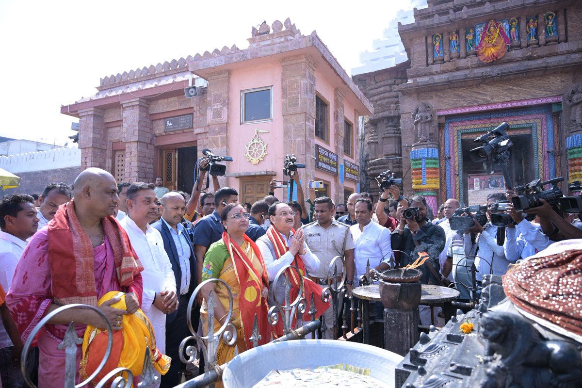 MahalingMukesh's tweet image. ଜୟ ଜଗନ୍ନାଥ🙏

ପୁରୀ କେବଳ ଏକ ଧାର୍ମିକ କେନ୍ଦ୍ର ନୁହେଁ ଏହା ଓଡ଼ିଆ ସଂସ୍କୃତିର ପ୍ରତୀକ। ଆଜି ମାନ୍ୟବର କେନ୍ଦ୍ର ସ୍ଵାସ୍ଥ୍ୟ ଓ ପରିବାର କଲ୍ୟାଣ ମନ୍ତ୍ରୀ ଶ୍ରୀ @JPNadda  ଜୀ ଏବଂ ତାଙ୍କ ଧର୍ମପତ୍ନୀଙ୍କ ସହିତ ପୁରୀରେ ମହାପ୍ରଭୁ ଜଗନ୍ନାଥଙ୍କ ଦର୍ଶନ କରିବାର ସୌଭାଗ୍ୟ ପ୍ରାପ୍ତ ହେଲା। 

#JaiJagannath #PuriDham #OdishaCulture