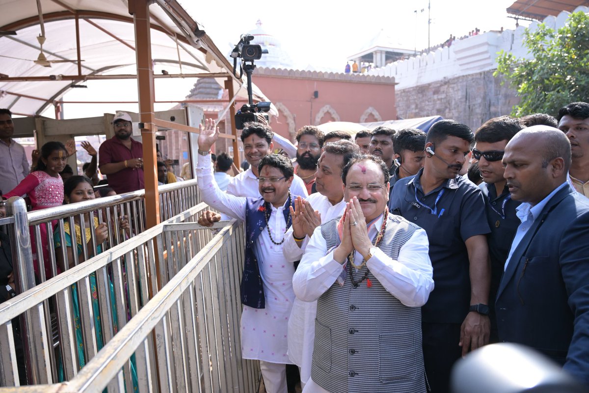MahalingMukesh's tweet image. ଜୟ ଜଗନ୍ନାଥ🙏

ପୁରୀ କେବଳ ଏକ ଧାର୍ମିକ କେନ୍ଦ୍ର ନୁହେଁ ଏହା ଓଡ଼ିଆ ସଂସ୍କୃତିର ପ୍ରତୀକ। ଆଜି ମାନ୍ୟବର କେନ୍ଦ୍ର ସ୍ଵାସ୍ଥ୍ୟ ଓ ପରିବାର କଲ୍ୟାଣ ମନ୍ତ୍ରୀ ଶ୍ରୀ @JPNadda  ଜୀ ଏବଂ ତାଙ୍କ ଧର୍ମପତ୍ନୀଙ୍କ ସହିତ ପୁରୀରେ ମହାପ୍ରଭୁ ଜଗନ୍ନାଥଙ୍କ ଦର୍ଶନ କରିବାର ସୌଭାଗ୍ୟ ପ୍ରାପ୍ତ ହେଲା। 

#JaiJagannath #PuriDham #OdishaCulture