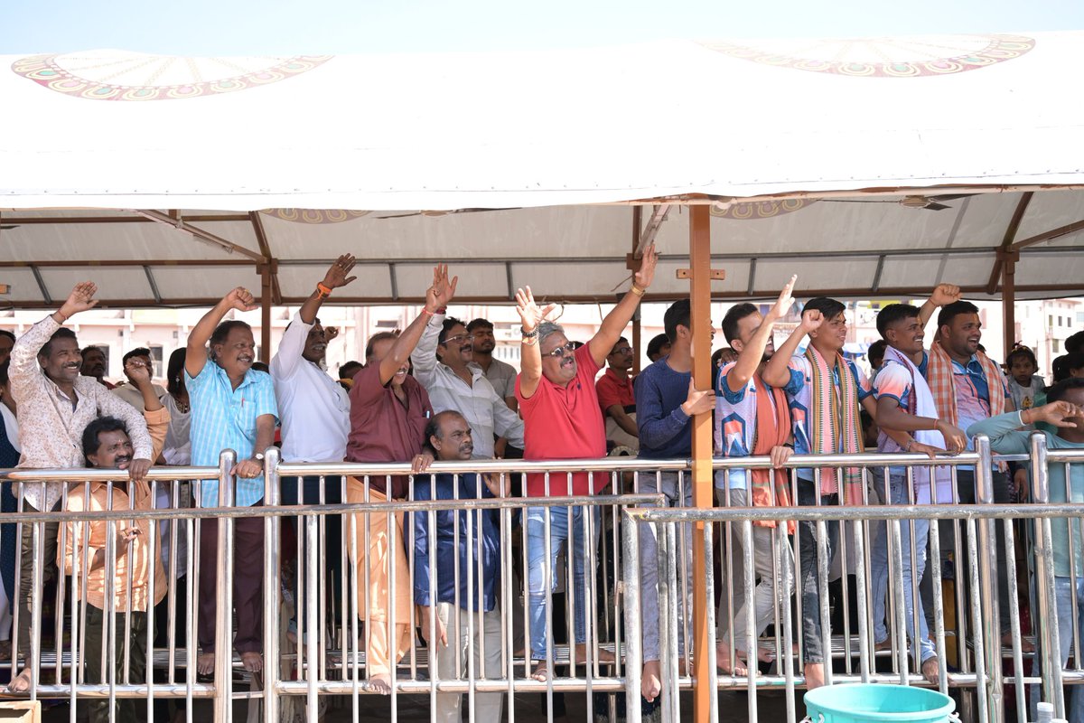 MahalingMukesh's tweet image. ଜୟ ଜଗନ୍ନାଥ🙏

ପୁରୀ କେବଳ ଏକ ଧାର୍ମିକ କେନ୍ଦ୍ର ନୁହେଁ ଏହା ଓଡ଼ିଆ ସଂସ୍କୃତିର ପ୍ରତୀକ। ଆଜି ମାନ୍ୟବର କେନ୍ଦ୍ର ସ୍ଵାସ୍ଥ୍ୟ ଓ ପରିବାର କଲ୍ୟାଣ ମନ୍ତ୍ରୀ ଶ୍ରୀ @JPNadda  ଜୀ ଏବଂ ତାଙ୍କ ଧର୍ମପତ୍ନୀଙ୍କ ସହିତ ପୁରୀରେ ମହାପ୍ରଭୁ ଜଗନ୍ନାଥଙ୍କ ଦର୍ଶନ କରିବାର ସୌଭାଗ୍ୟ ପ୍ରାପ୍ତ ହେଲା। 

#JaiJagannath #PuriDham #OdishaCulture