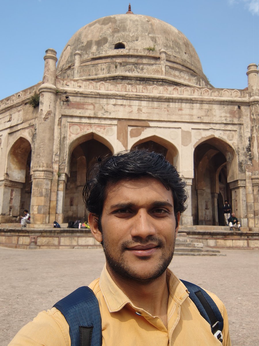 नई दिल्ली के महरौली स्थित भूल भुलैया 
यहां मौजूद सुरक्षा प्रहरी ने बताया कि पिछले एक साल से आमजन के लिए भूल भुलैया वाला रास्ता बंद कर दिया है । बाहर के आवरण के साथ सेल्फी । 
#NewDelhi #HistoricalPlace #Mehrauli