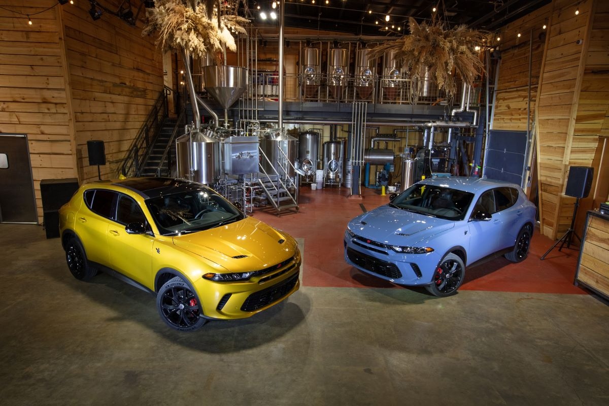 LandmarkDCJRATL's tweet image. Meet the 2025 Dodge Hornet! ✨ This vehicle makes a vibrant statement in any color. 🎨 Check out the GT in eye-catching Acapulco Gold and the R/T in sophisticated Blue Steele. Which one catches your eye? 👀 #DodgeHornet #ColorOptions #AcapulcoGold #BlueSteele