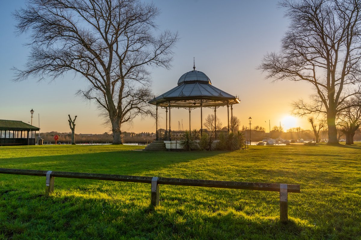 LoveXchurch's tweet photo. How lovely to see blue skies over Christchurch! Spring is just a little way away with early signs already starting to show... 

Get inspired for your spring escape right here... https://t.co/OgstkanMOO

#LoveXchurch https://t.co/DuowIkLJzL