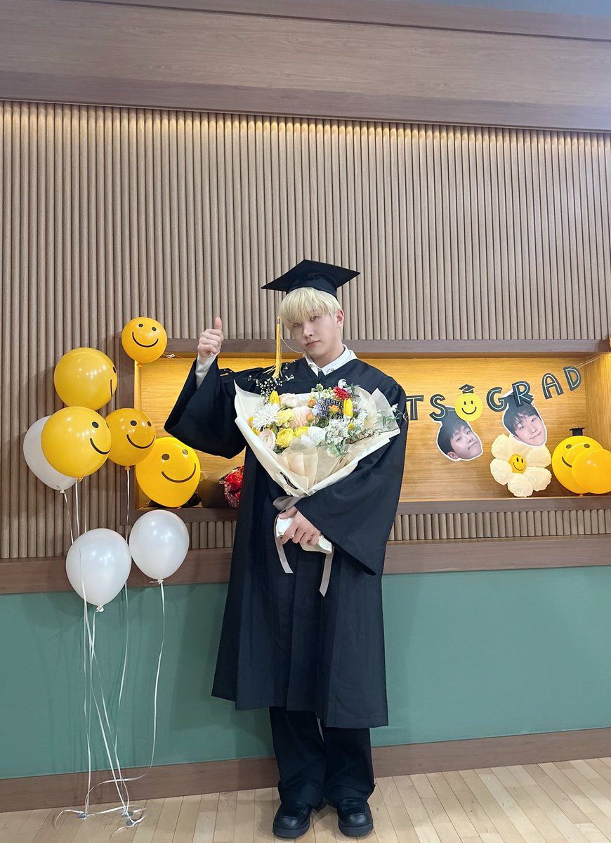 Somehow all the smiley balloons are turned towards him as if they too are proud and happy for him🥹😁
#아스트로 #진진